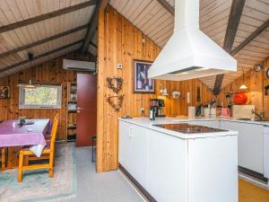 Η κουζίνα ή μικρή κουζίνα στο 6 person holiday home in Oksbøl-By Traum