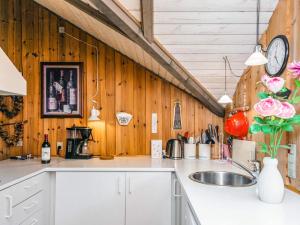Η κουζίνα ή μικρή κουζίνα στο 6 person holiday home in Oksbøl-By Traum
