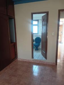 塔里哈Temporal Suit Tarija by Dolce Casa的房间里墙上的镜子和一把蓝色椅子