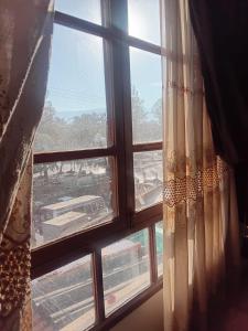 塔里哈Temporal Suit Tarija by Dolce Casa的享有大楼景致的开放式窗户