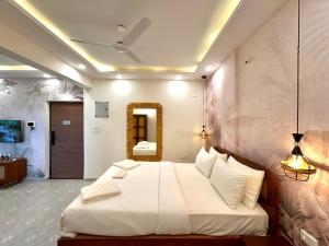 Postel nebo postele na pokoji v ubytování Bright Boho Studio Near Candolim Beach - Modern Amenities & Work Desk + 58 fotografií