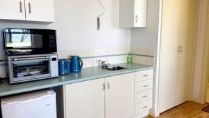 Η κουζίνα ή μικρή κουζίνα στο Metung Pearl