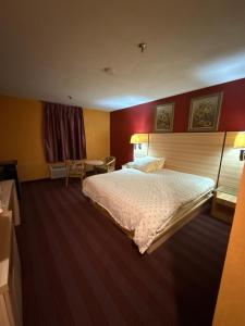 ein Hotelzimmer mit einem Bett und einem Tisch in der Unterkunft Ashburn inn in Manning