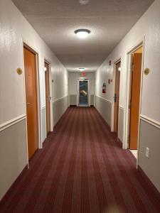 ein leerer Flur in einem Bürogebäude in der Unterkunft Ashburn inn in Manning