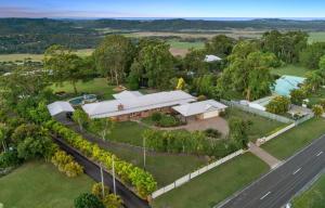 una vista aerea di una casa su strada di Coastview Manor - Family Hinterland Retreat a Valdora Altre 49 foto