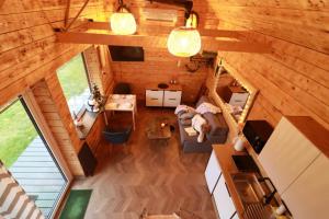 een woonkamer in een blokhut bij 3 Peaks Houses - Domki Całoroczne in Sokołowsko