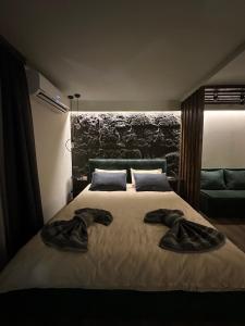 Къща за гости Рилски чардак في ساباريفا بانيا: غرفة نوم عليها سريرين