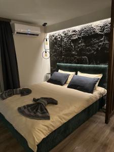 Къща за гости Рилски чардак في ساباريفا بانيا: غرفة نوم بها سرير وبطانية عليه +53 صورة