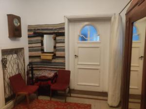 una stanza con una porta e due sedie e un tavolo di Retro Apartment 120 m2 a Szczawno-Zdrój