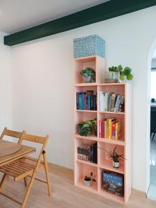 Η βιβλιοθήκη του δωματίου σε οικογενειακή κατοικία