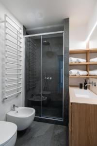 Un baño de Stupendo appartamento nel cuore di Bormio con WiFi 17 fotos más