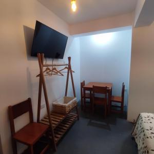 Μια τηλεόραση ή/και κέντρο ψυχαγωγίας στο Hospedaje Hamuy's Lodge