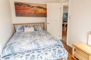 ローズバッドにあるRosebeachのベッドと壁に絵が飾られた寝室