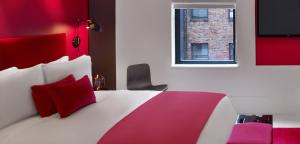 Postel nebo postele na pokoji v ubytování The William Hotel Midtown, New York