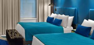 Postel nebo postele na pokoji v ubytování The William Hotel Midtown, New York