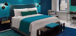 Postel nebo postele na pokoji v ubytování The William Hotel Midtown, New York