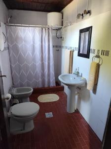 un bagno con un water e un lavandino di Ruma a Bella Unión