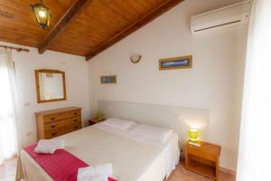 Ένα ή περισσότερα κρεβάτια σε δωμάτιο στο House and Apts in Alghero 27113 +5 φωτογραφίες