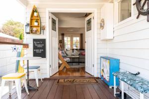 eine Veranda eines Hauses mit einem Tisch und Stühlen in der Unterkunft Rosebeach in Rosebud