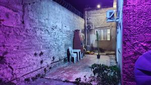 ニテロイにあるQuartoの椅子2脚とレンガの壁がある路地