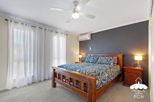 a bedroom with a bed and a ceiling fan at Wyrallah House - Stay 5 Nights PAY 4 - Jan 1-22 in Lakes Entrance