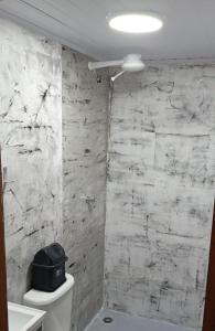 un bagno con un water con una scatola nera sopra di Apto - Relax aqui é Praia a Bertioga