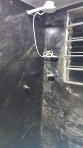 una tartaruga nell'acqua vicino a una finestra di Apto - Relax aqui é Praia a Bertioga Altre 11 foto