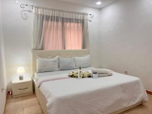 Ένα ή περισσότερα κρεβάτια σε δωμάτιο στο chambre de standing avec ventilo a yoff virage N2