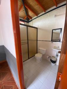 um banheiro com vaso sanitário e pia em FINCA HOTEL LAS CABAÑAS DEL Parque em Pueblo Tapao