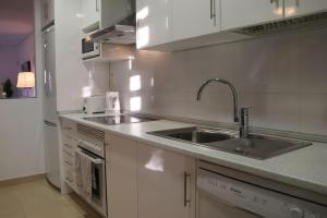 een keuken met een spoelbak en een aanrechtblad bij May O'Dea Suite in Orihuela-Costa