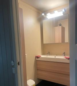 Koupelna v ubytování Koselig leilighet med 2 etasjer, ingen innsyn