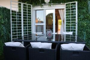 een patio met een tafel en stoelen en een raam bij May O'Dea Suite in Orihuela-Costa