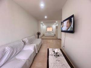 Μια τηλεόραση ή/και κέντρο ψυχαγωγίας στο chambre de standing avec ventilo a yoff virage N2