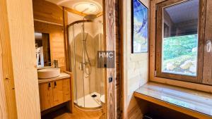 Vannituba majutusasutuses Chalet Papa Shelter vue époustouflante +42 fotot