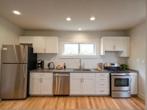 Η κουζίνα ή μικρή κουζίνα στο Modern 4 & 5 BR Townhomes Minutes from Downtown LA