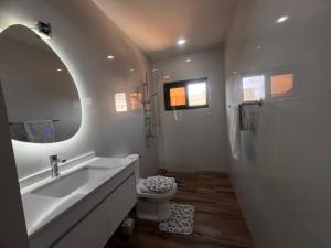 Ένα μπάνιο στο chambre de standing avec ventilo a yoff virage N2