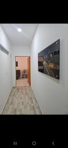 uma sala de estar com televisão numa parede branca em Apartamento amoblado Doradal 302 em Doradal