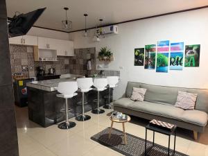 Una cocina o kitchenette en Casa Bosque GuestHouse & Car Rental - Free SJO Airport Shuttle