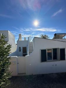 El edificio en el que está la casa vacacional