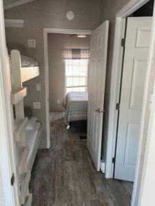 een kleine kamer met een slaapkamer met twee stapelbedden bij Serene Tiny Home - Biker-Friendly, Close to Skyway in Tellico Plains