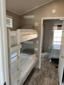 een kleine kamer met stapelbedden in een huis bij Serene Tiny Home - Biker-Friendly, Close to Skyway in Tellico Plains