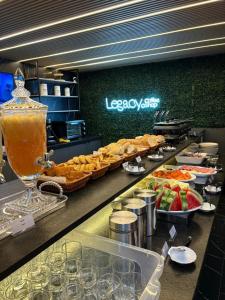 Una línea de buffet con comida y una bebida en un mostrador. en Melhores Flats - Único, pertinho do mar, en João Pessoa