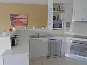 Køkken eller tekøkken på Pacific Blue Apartment 258, 265 Sandy Point Road