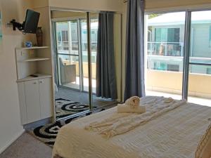 En eller flere senge i et værelse på Pacific Blue Apartment 258, 265 Sandy Point Road + 13 billeder