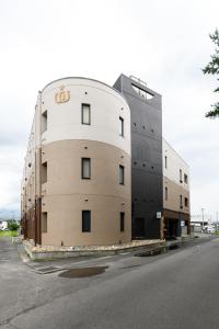 Το κτήριο όπου στεγάζεται  το ξενοδοχείο ημιδιαμονής