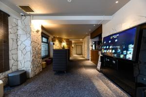 Μια τηλεόραση ή/και κέντρο ψυχαγωγίας στο WEST INN hotel +62 φωτογραφίες