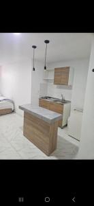 uma cozinha com uma ilha no meio de uma sala em Apartamento amoblado Doradal 302 em Doradal