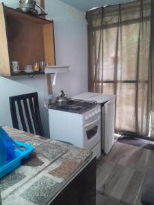 una piccola cucina con piano cottura e tavolo di Lo de Pablo a Atlántida