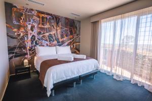 una camera da letto con un letto grande e una grande finestra di The Frames a Renmark Altre 82 foto