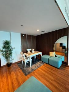 una sala de estar con una mesa y un sofá en Luxurious Beachfront Modern Ocean View, en Ajman